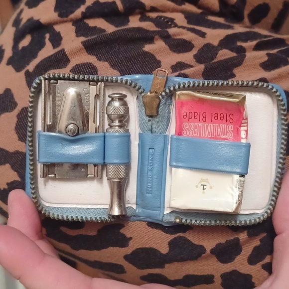 Pristine Gillette leather shaving case with razor - Picture 2 of 3